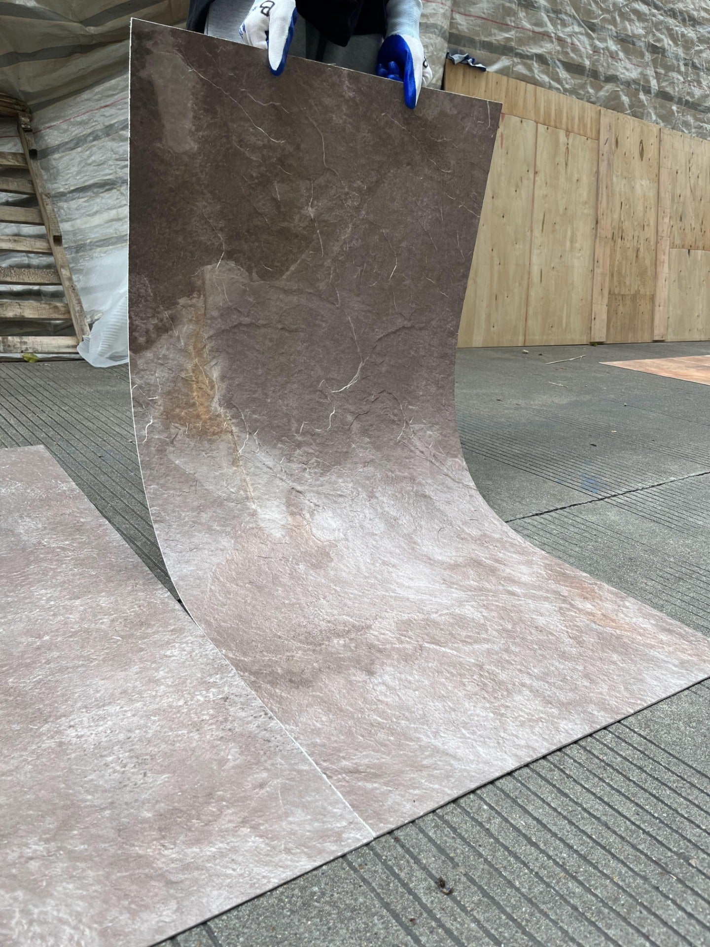 Rūdžių raudona skalūno