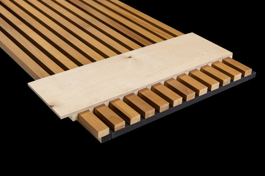Cutting plate placed on a thermo aspen slat panel, three-quarter view on a black background