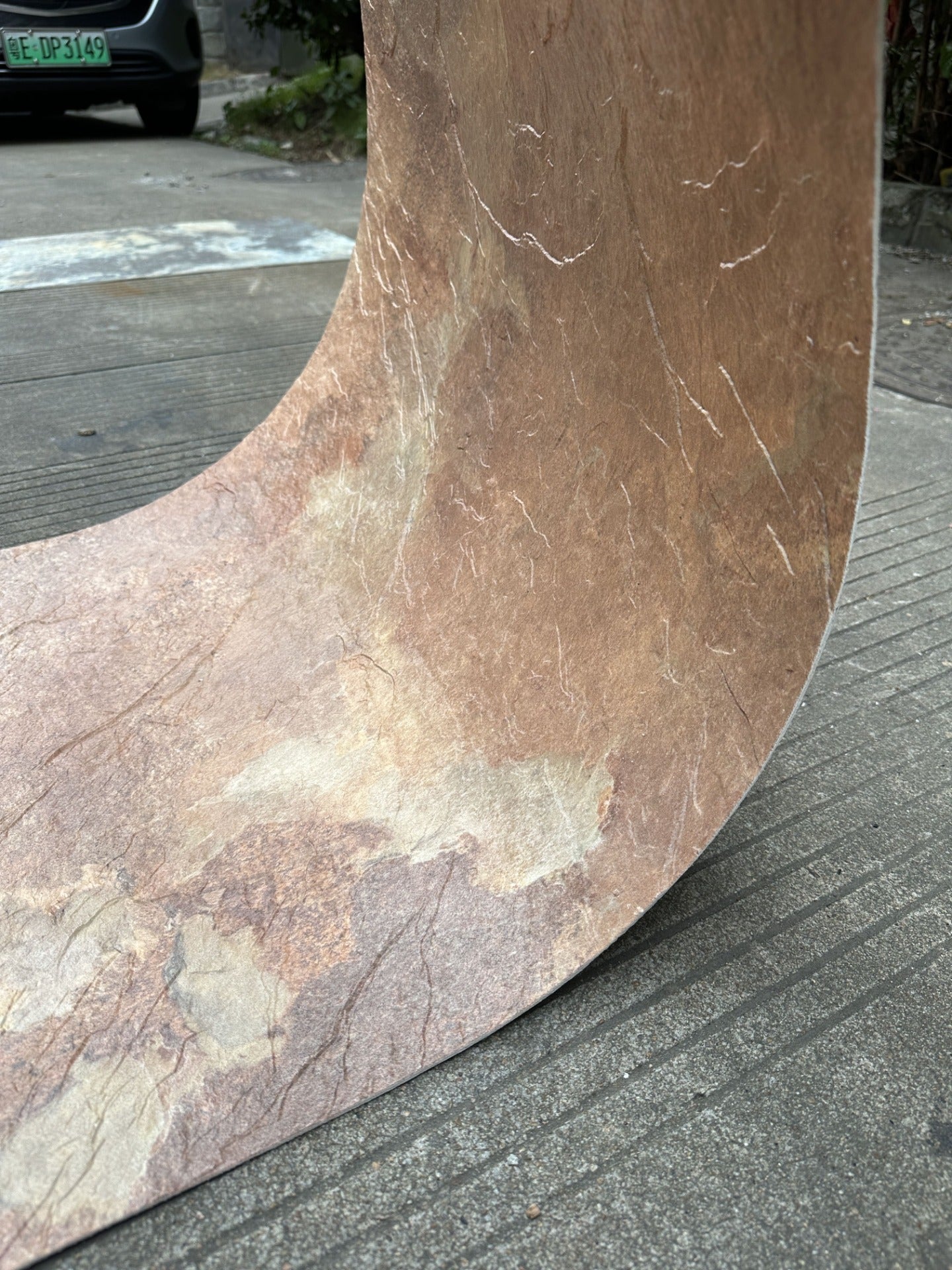 Rūdžių raudona skalūno