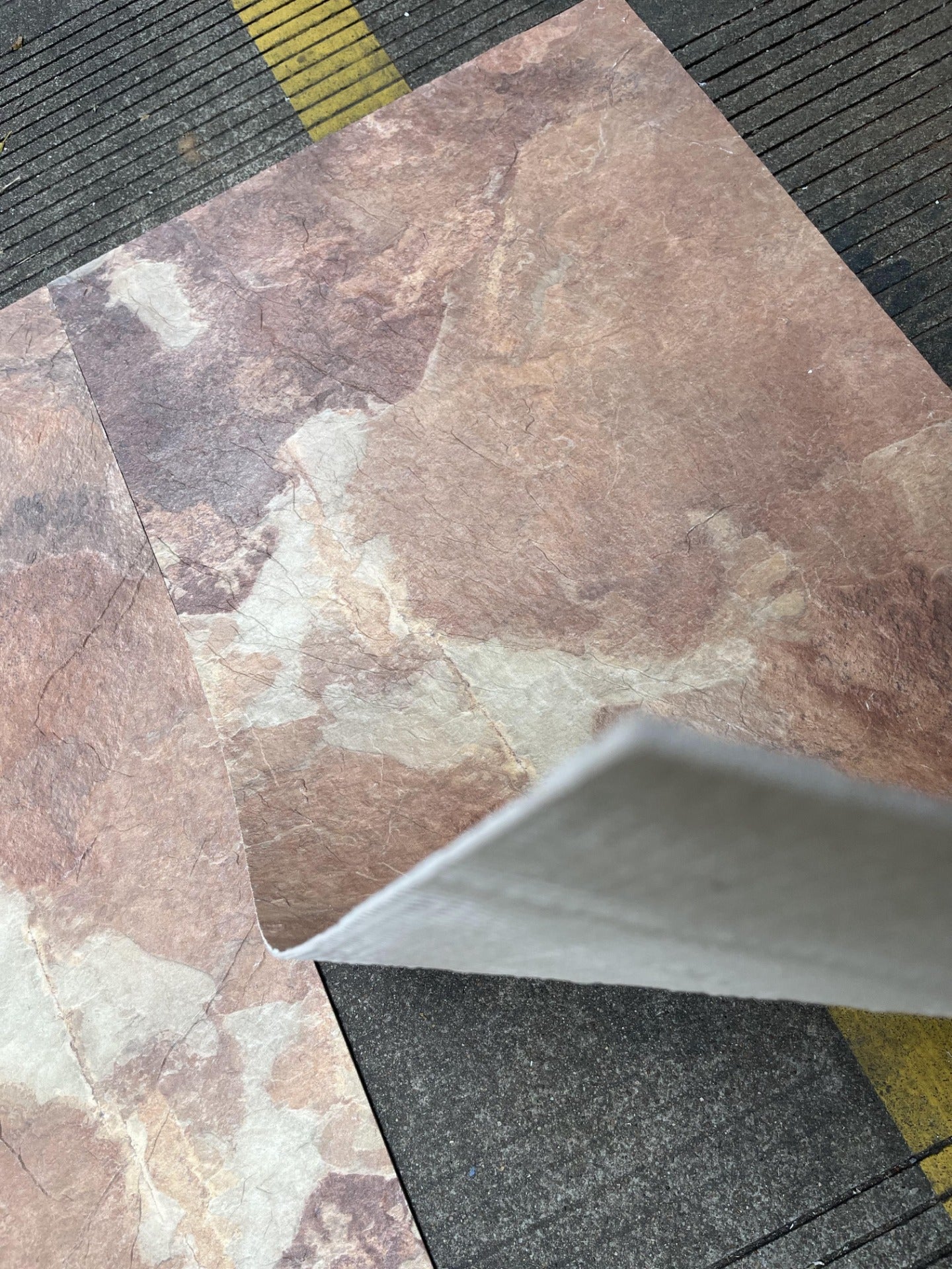 Rūdžių raudona skalūno