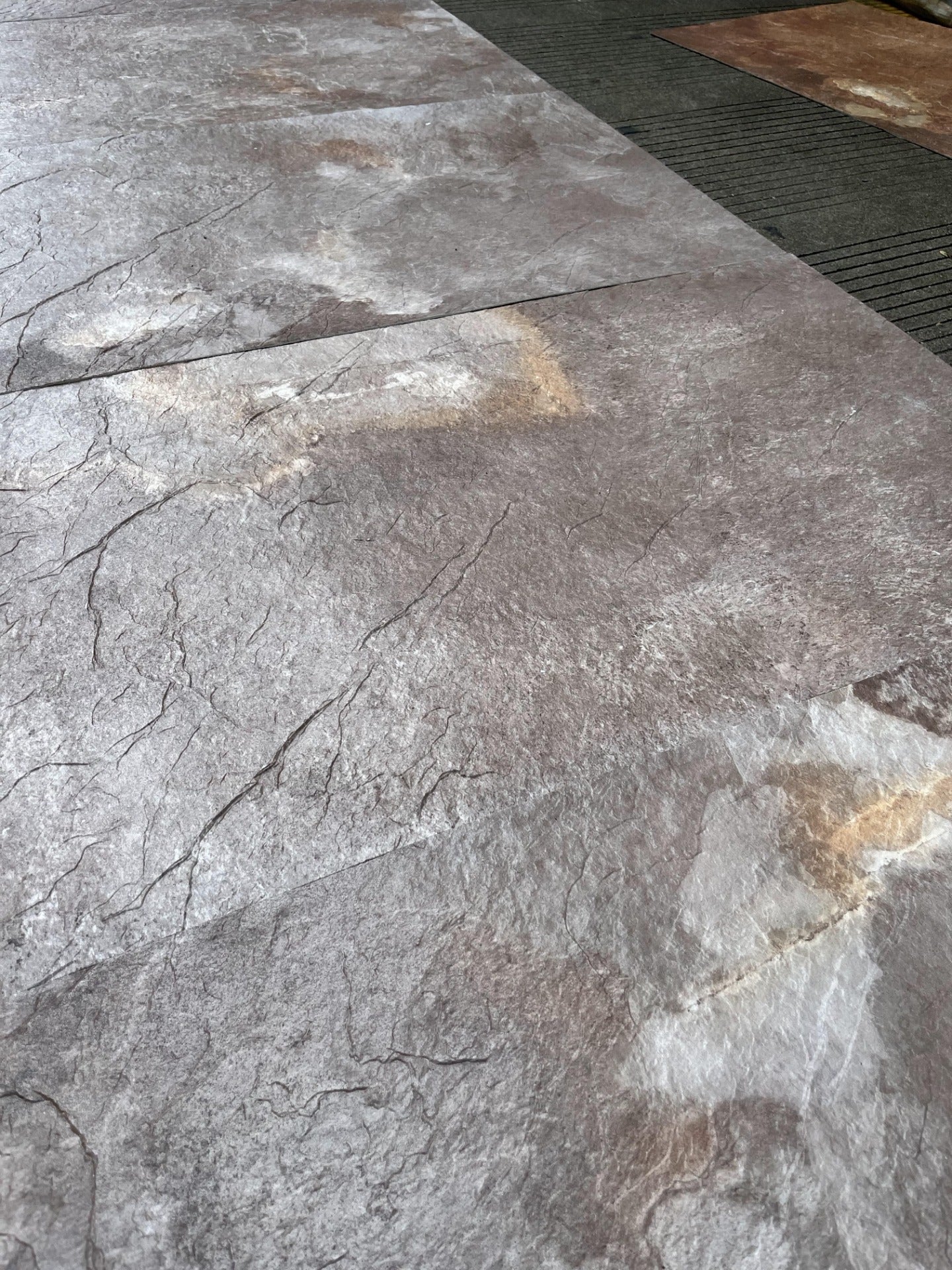 Rūdžių raudona skalūno