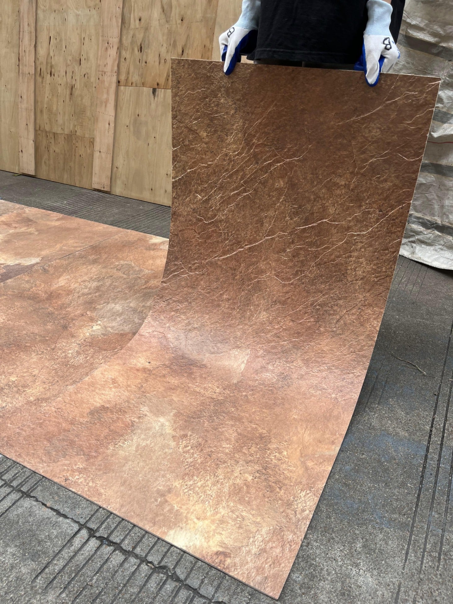 Rūdžių raudona skalūno