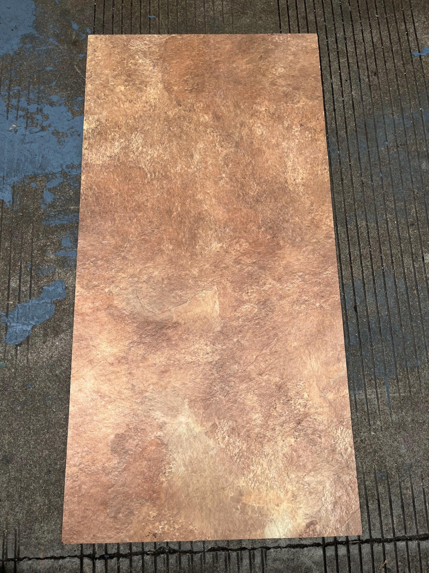 Rūdžių raudona skalūno