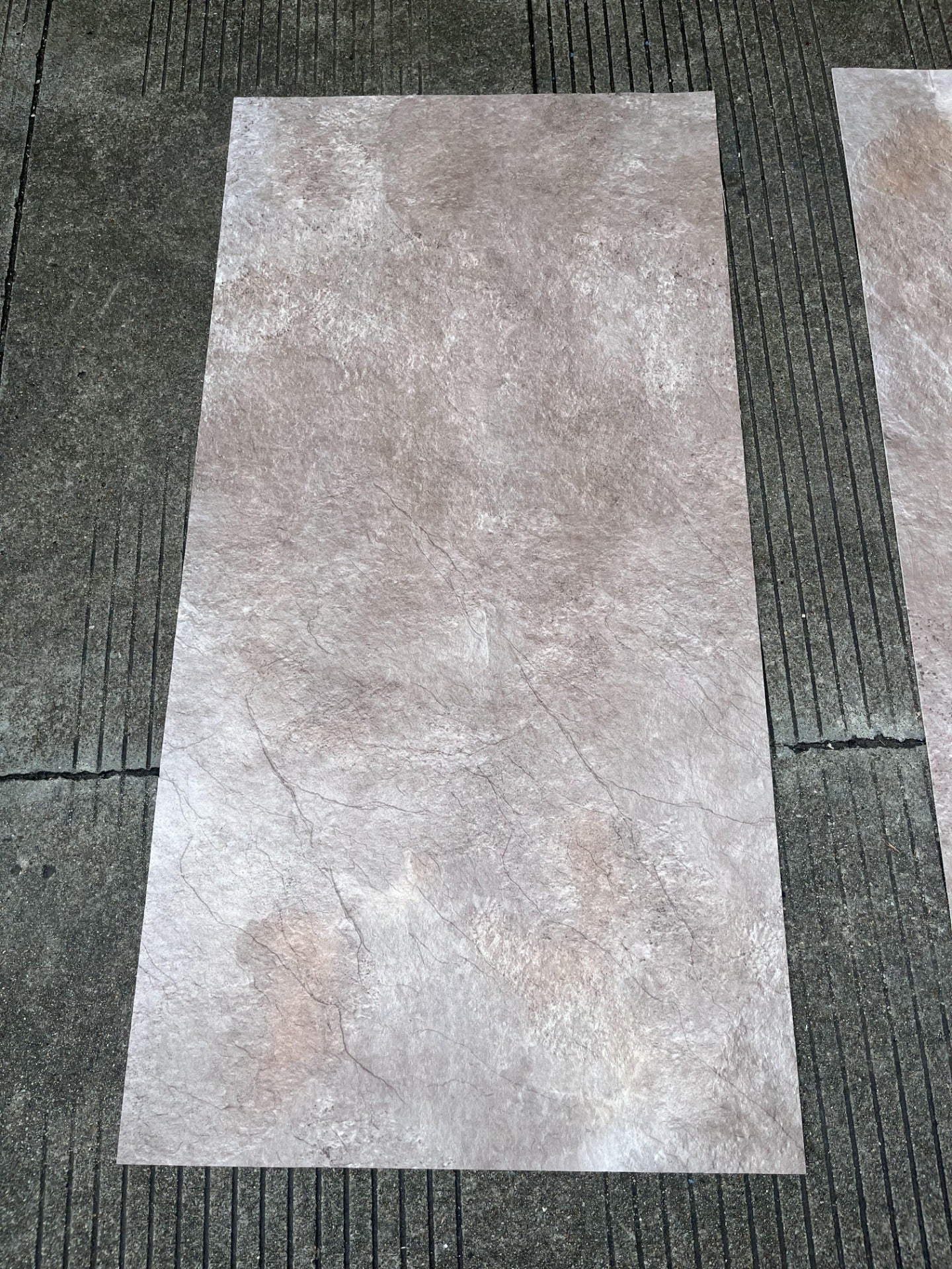 Rūdžių raudona skalūno