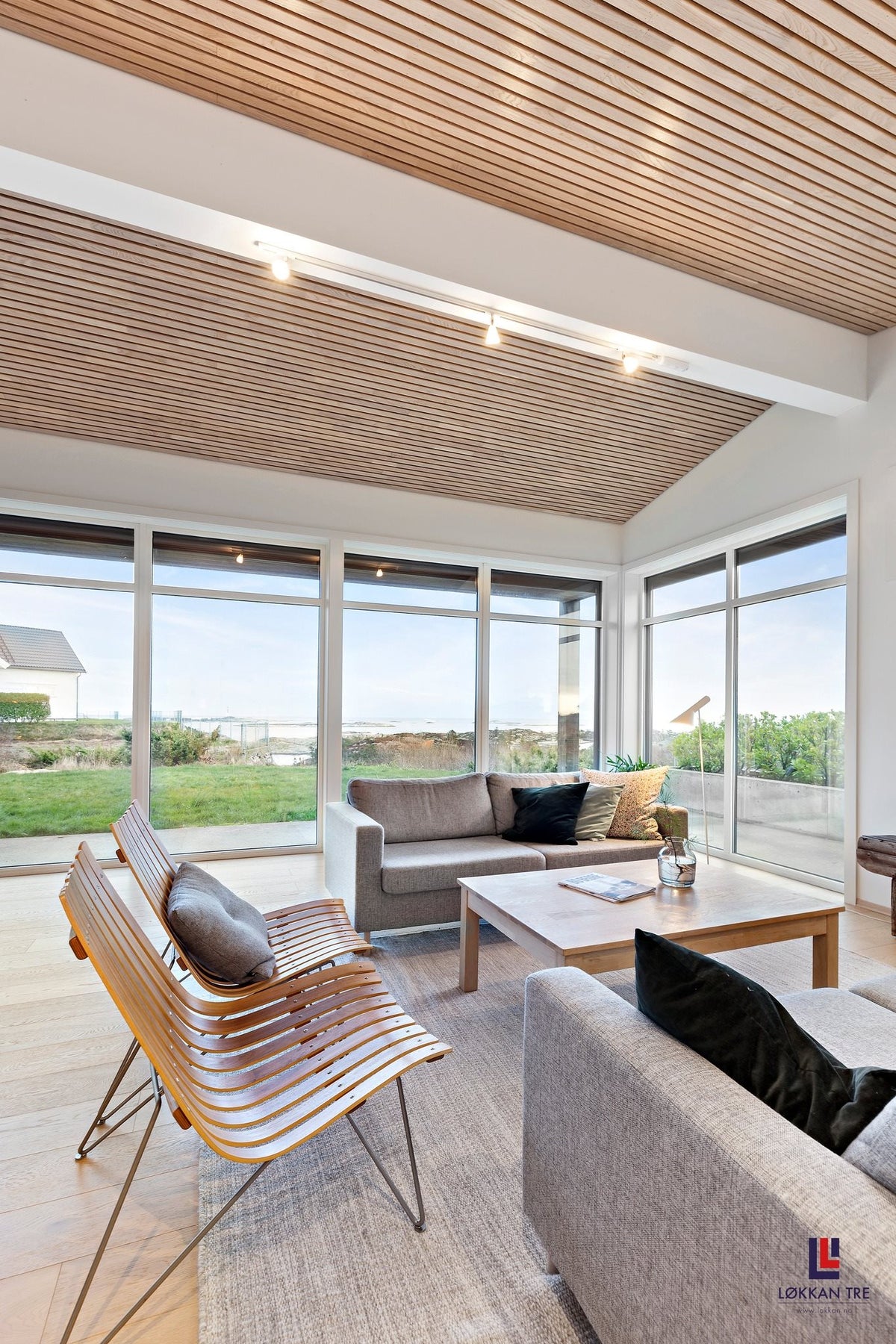 Thermo aspen slat ceiling in a living room with armchairs
