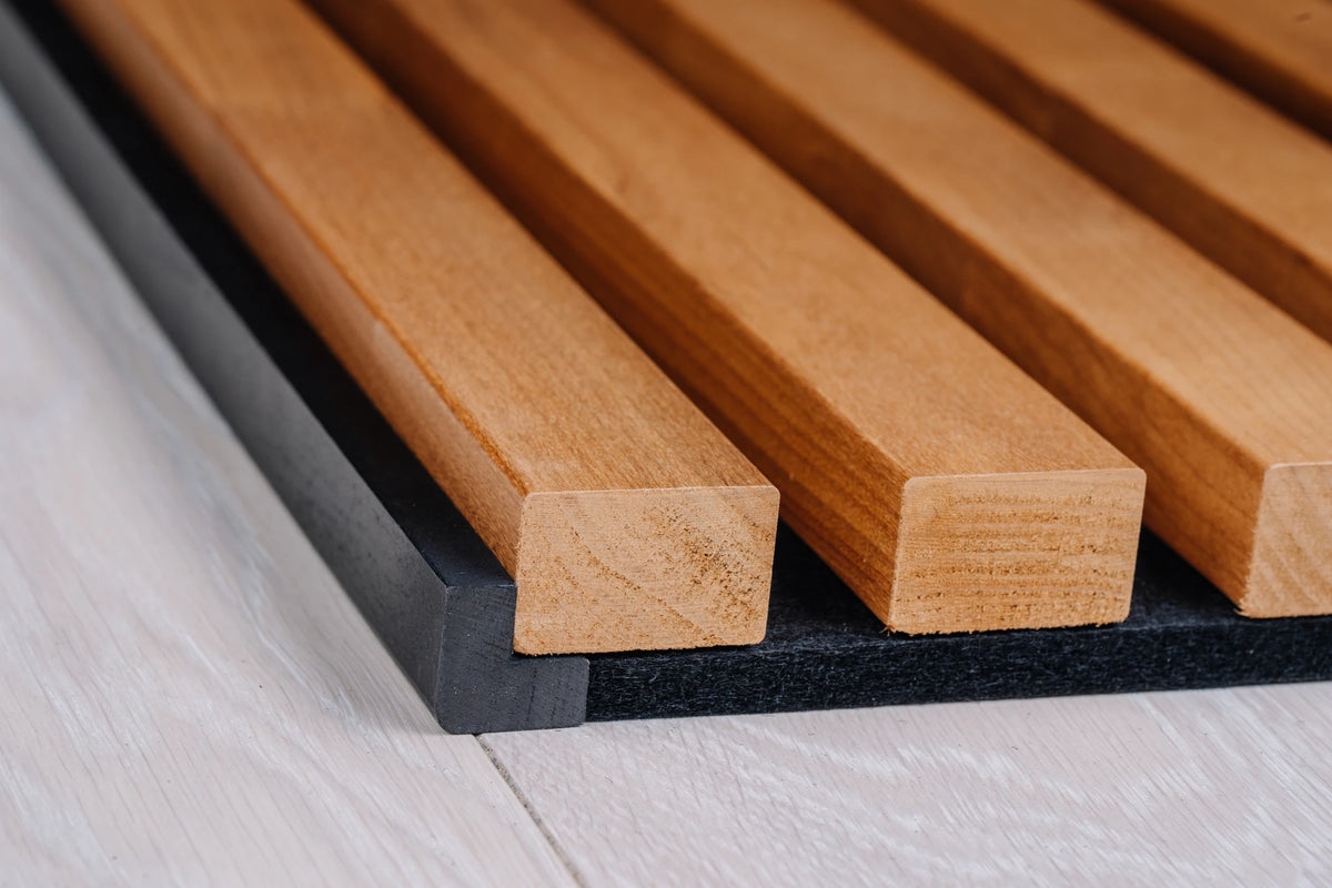 Black corner profile along the edge of a thermo aspen slat panel