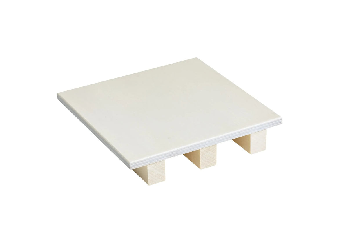 White 15 x 15 cm universal plate, three-quarter view